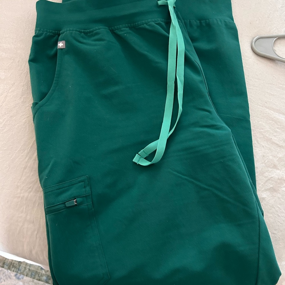 FIGS Women’s Hunter Green Technical Scrub Pants